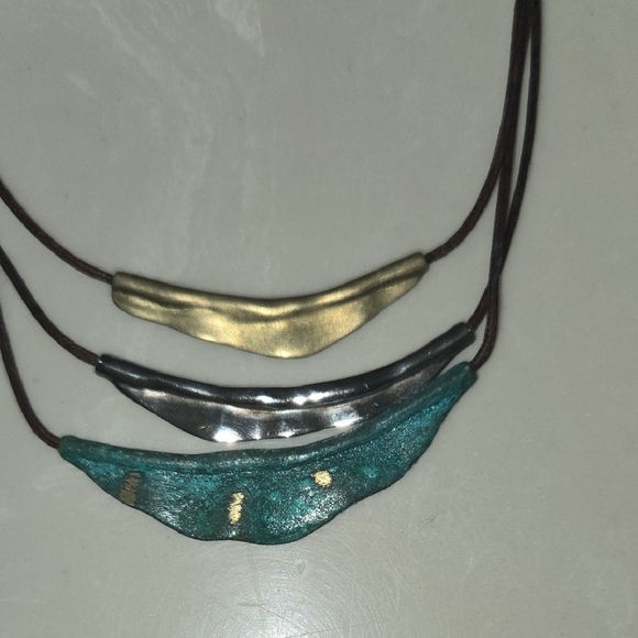 Elegant Multi-Tone Necklace - Picture 3 of 3